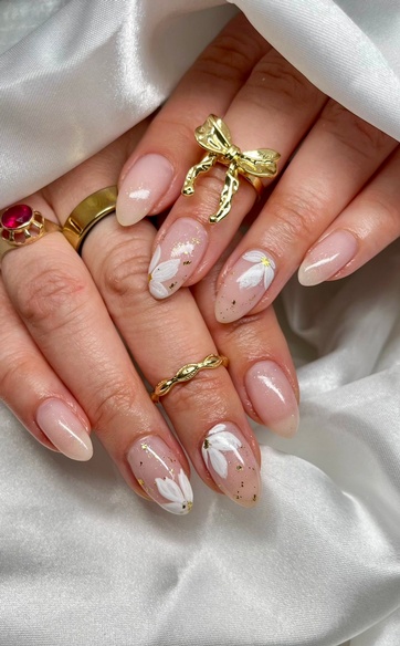 Kynsien Geelilakkaus 45 €