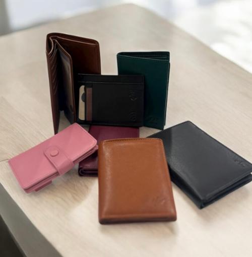 Paljon nahkalompakoita 