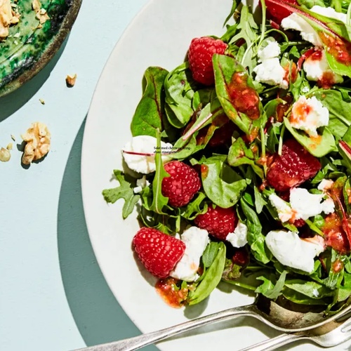 Salat med chevre og bringebærvinaigrette