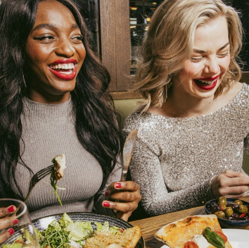 Varaa pöytä ystävän