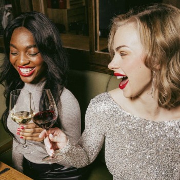 Ystävän kanssa viinille