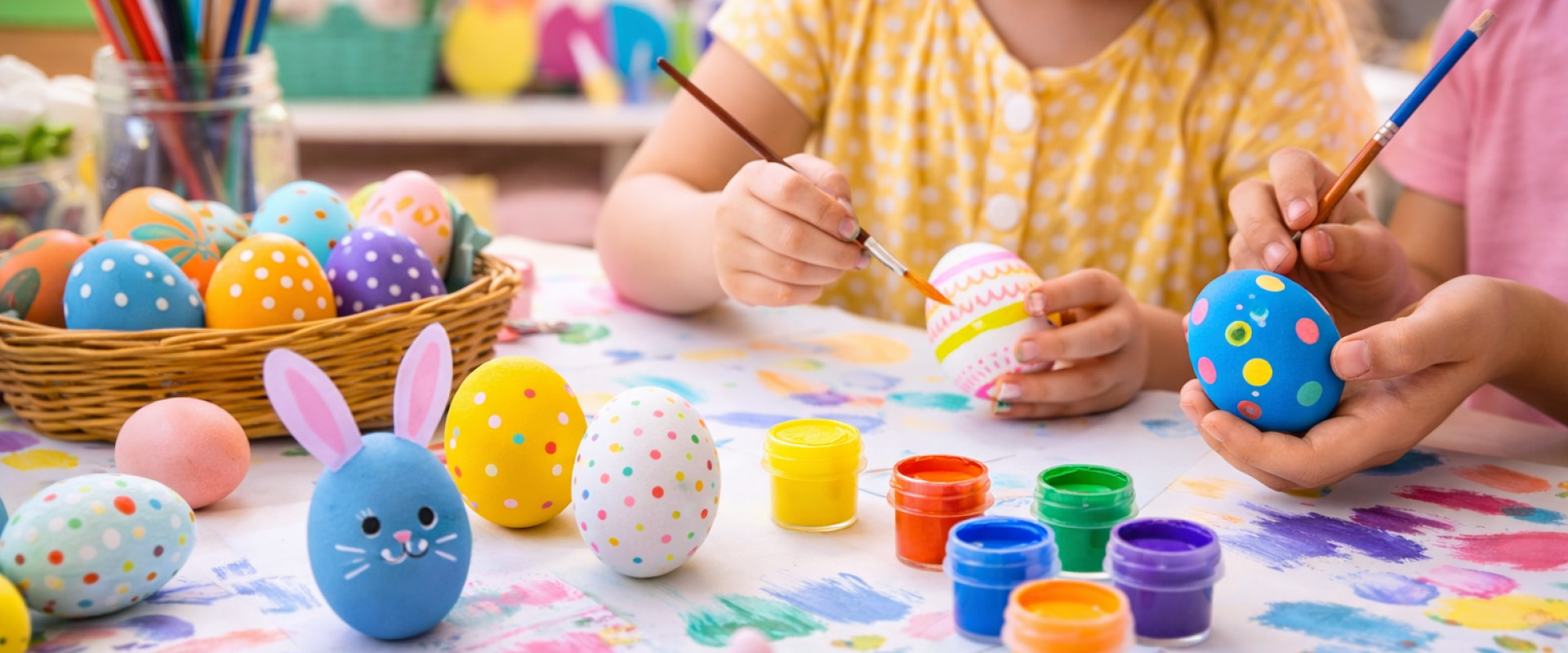 Barn som lager påskepynt